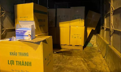 Phát hiện xe tải chở hơn 50.000 chiếc khẩu trang đi tiêu thụ trong đêm