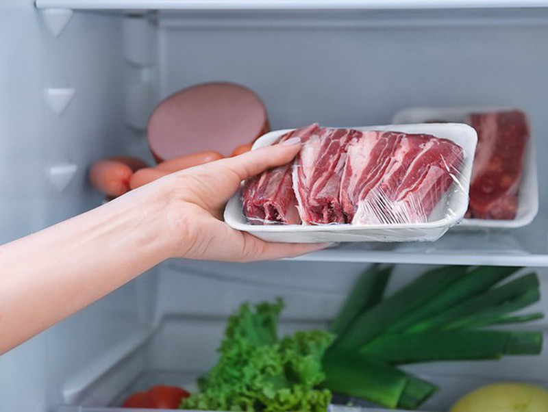 Nen bọc kín thực phẩm trước khi cho vào tủ lanh
