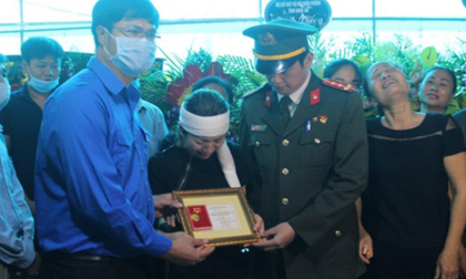 Thăng hàm đại úy cho sĩ quan công an hy sinh khi truy bắt tội phạm ma túy