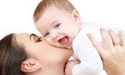 Một nụ hôn trên má mang cả tá mầm bệnh: Hãy từ bỏ thói quen thơm trẻ trong mùa dịch Covid -19