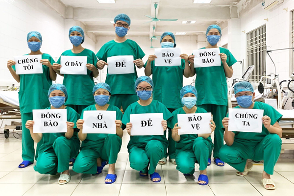 bac-si-khap-the-gioi-lan-toa-thong-diep-xin-ban-o-nha-vi-chung-toi