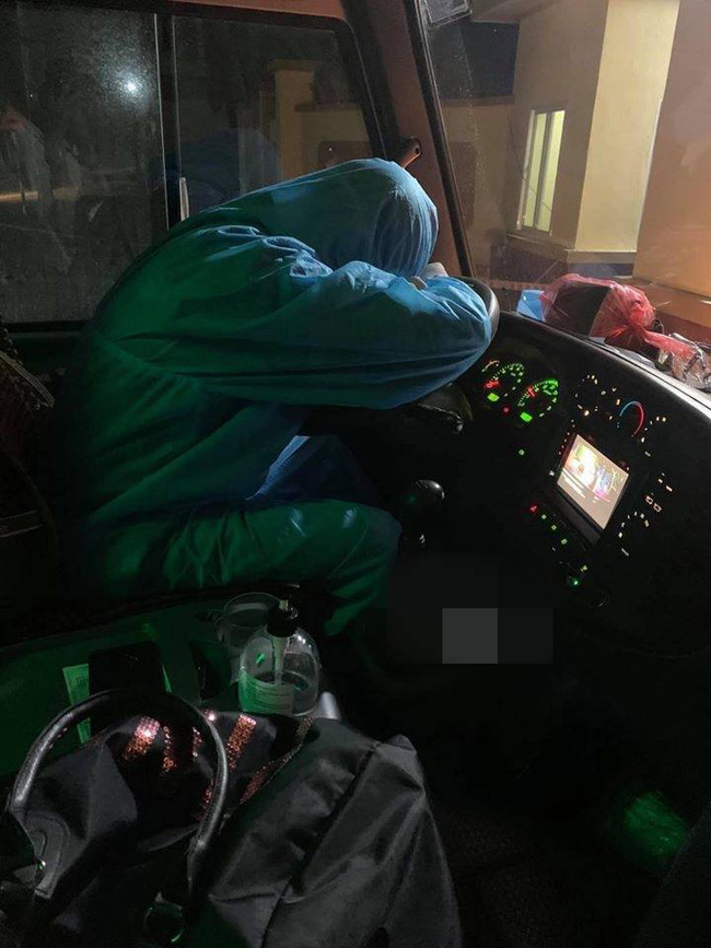 '. Nước mắt xúc động người dân gửi các chiến sĩ tiền tuyến chống Covid .'