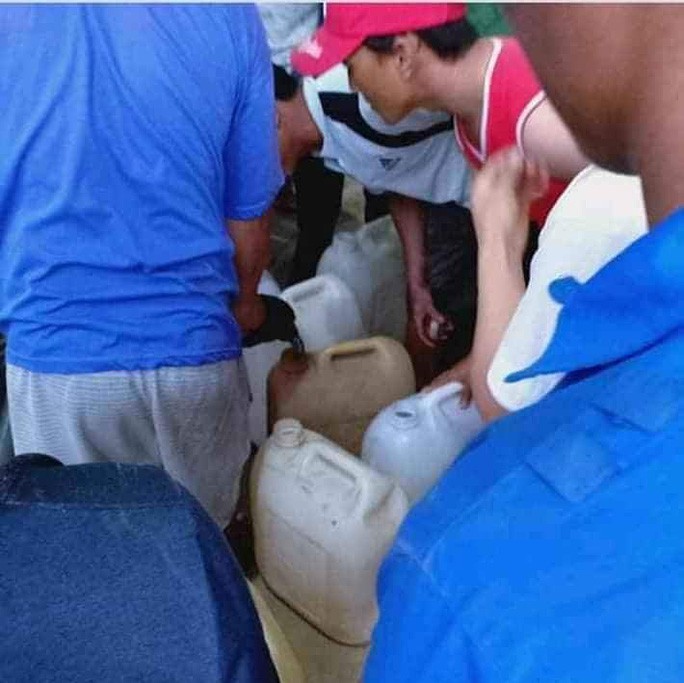 Người dân đổ xô đi mua xăng dầu vì tin đồn, nhiều cửa hàng hết xăng - Ảnh 2.