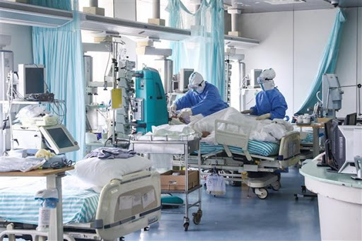 Để trở thành một bác sĩ, sinh viên Y khoa tại Anh phải trải qua hơn nửa thập kỷ học tập chăm chỉ, bận rộn ở trường và tham gia làm bác sĩ nội trú tại các bệnh viện từ 2 đến 5 năm. 