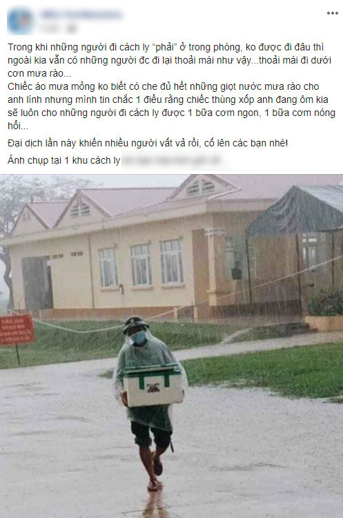 Hình ảnh anh lính đội mưa, khệ nệ bê thùng xốp tiếp tế lương thực cho người dân ở khu cách ly khiến ai nấy đều ấm lòng - Ảnh 1. Hình ảnh anh lính đội mưa, khệ nệ bê thùng xốp tiếp tế lương thực cho người dân ở khu cách ly khiến ai nấy đều ấm lòng - Ảnh 1.