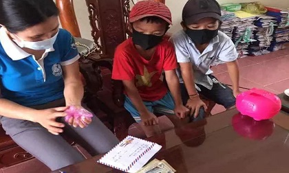 Học sinh lớp 3 đem toàn bộ số tiền trong heo nhựa ủng hộ xã chống dịch Covid-19