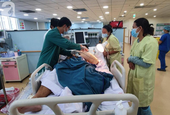 Vụ người đàn ông bị dùng mã tấu chém đứt lìa cẳng tay kinh hoàng ở TP.HCM: Nạn nhân nói gì? - Ảnh 1.