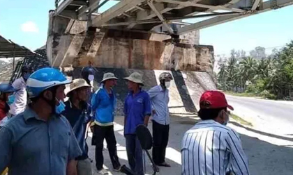 Mải mê chụp hình, 2 nữ sinh bị tàu lửa tông tử vong