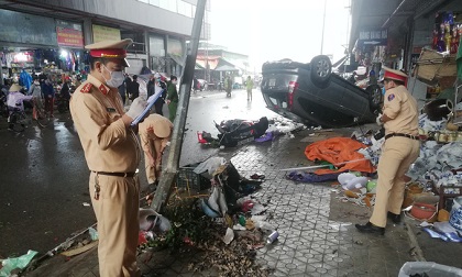 'Xế hộp' lao vào hàng loạt ki-ốt bán đồ thờ cúng rồi lật ngửa, 4 phụ nữ bị thương