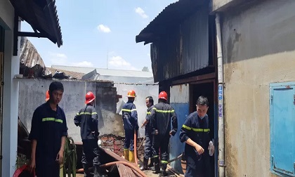 TP HCM: Khu nhà tạm của một doanh nghiệp bốc cháy, cả khu dân cư đông đúc hoảng sợ