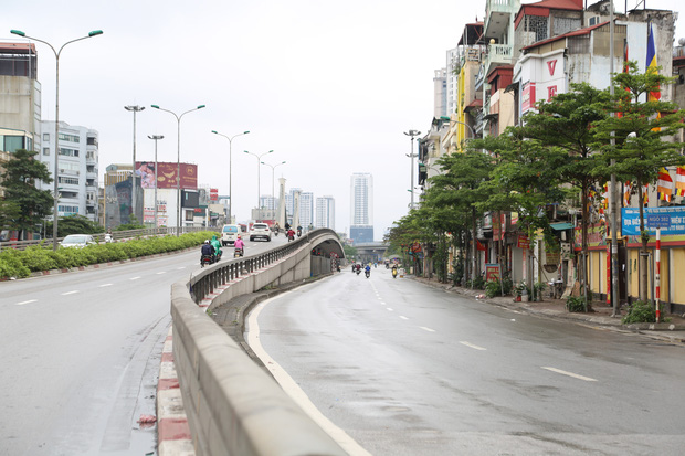 '. Ảnh: Cảnh tượng khác lạ tại những điểm đen ùn tắc giao thông của Hà Nội giữa mùa dịch Covid .'