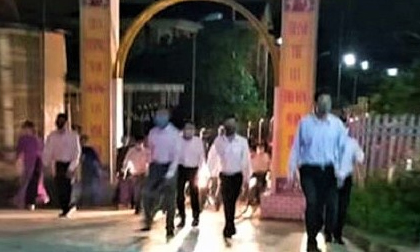 Hàng trăm người đi lễ nhà thờ ở Hà Tĩnh trong dịch Covid-19