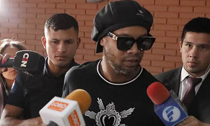 Ronaldinho được quản thúc tại khách sạn sau khi trả 1,6 triệu USD