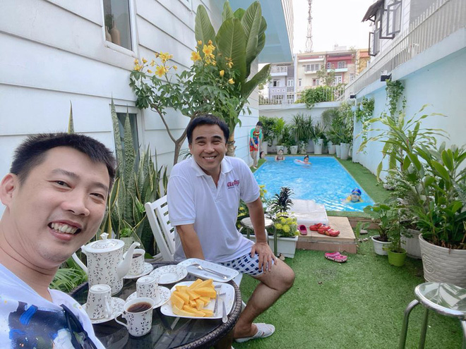 Ốc Thanh Vân sang chơi nhà Quyền Linh, khui được bộ sưu tập cả trăm đôi dép tổ ong huyền thoại - Ảnh 3. Ốc Thanh Vân sang chơi nhà Quyền Linh, khui được bộ sưu tập cả trăm đôi dép tổ ong huyền thoại - Ảnh 3.