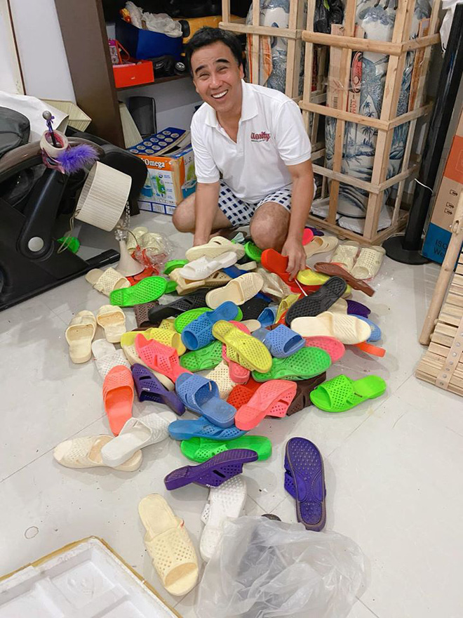 Ốc Thanh Vân sang chơi nhà Quyền Linh, khui được bộ sưu tập cả trăm đôi dép tổ ong huyền thoại - Ảnh 2. Ốc Thanh Vân sang chơi nhà Quyền Linh, khui được bộ sưu tập cả trăm đôi dép tổ ong huyền thoại - Ảnh 2.