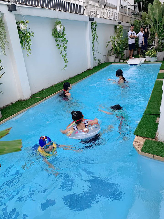 Ốc Thanh Vân sang chơi nhà Quyền Linh, khui được bộ sưu tập cả trăm đôi dép tổ ong huyền thoại - Ảnh 6. Ốc Thanh Vân sang chơi nhà Quyền Linh, khui được bộ sưu tập cả trăm đôi dép tổ ong huyền thoại - Ảnh 6.