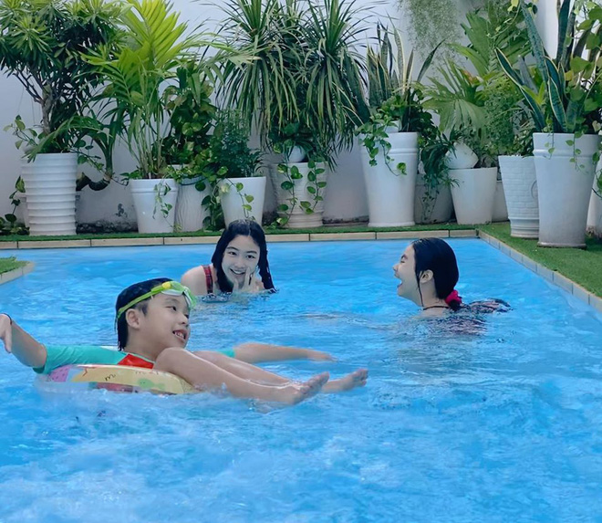 Ốc Thanh Vân sang chơi nhà Quyền Linh, khui được bộ sưu tập cả trăm đôi dép tổ ong huyền thoại - Ảnh 5. Ốc Thanh Vân sang chơi nhà Quyền Linh, khui được bộ sưu tập cả trăm đôi dép tổ ong huyền thoại - Ảnh 5.