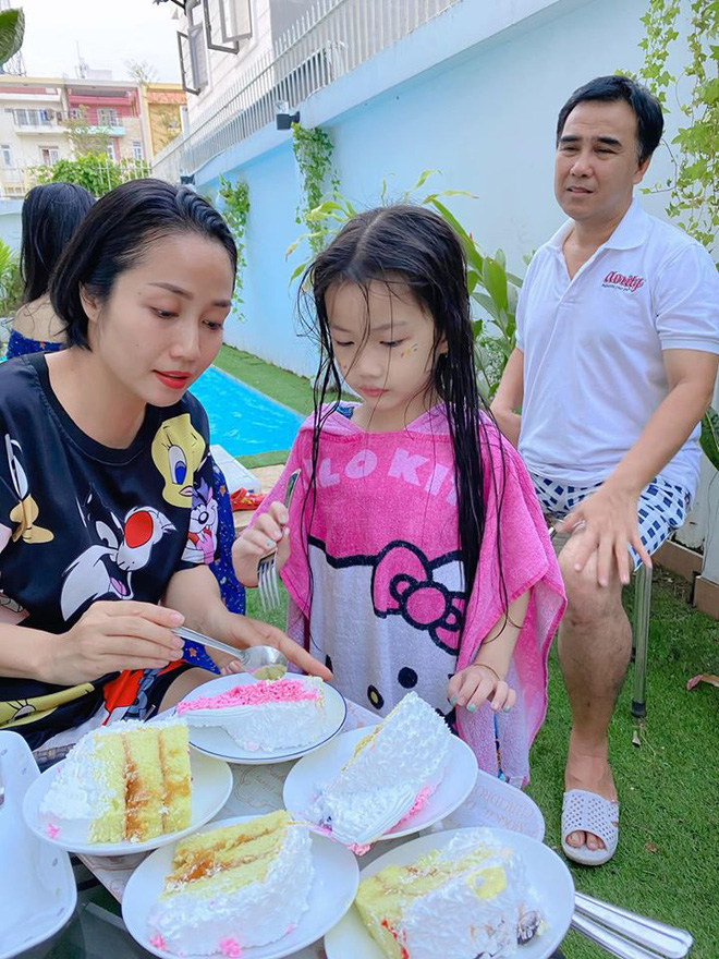 Ốc Thanh Vân sang chơi nhà Quyền Linh, khui được bộ sưu tập cả trăm đôi dép tổ ong huyền thoại - Ảnh 4. Ốc Thanh Vân sang chơi nhà Quyền Linh, khui được bộ sưu tập cả trăm đôi dép tổ ong huyền thoại - Ảnh 4.