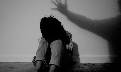 Thái Bình: Bố phát hiện gã hàng xóm đang xâm hại con gái, kẻ thủ ác bèn chui xuống gầm giường trốn