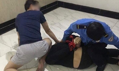 Hoá trang thành bảo vệ, công an bắt bắt kẻ mang 32 túi ma túy tại Hà Nội
