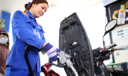 Giá xăng giảm còn 11.300 đồng/lít