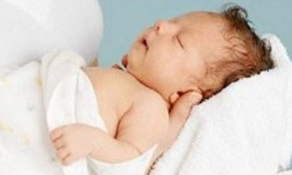 Những lưu ý cần nhớ khi tắm cho trẻ, tránh làm tổn thương cơ quan sinh sản của con