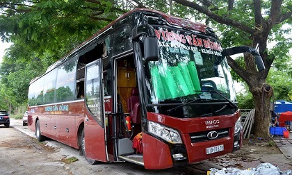 Xe Limousine đang đỗ ven đường bỗng dưng bốc cháy