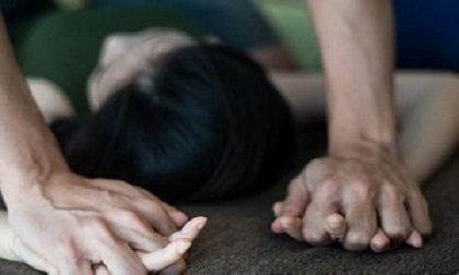 Một phụ nữ bị cháu trai hiếp dâm khi nhờ bắt ghen
