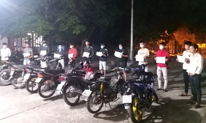 Trắng đêm truy bắt 12 'quái xế' đua xe trái phép trên cầu Giao Thủy