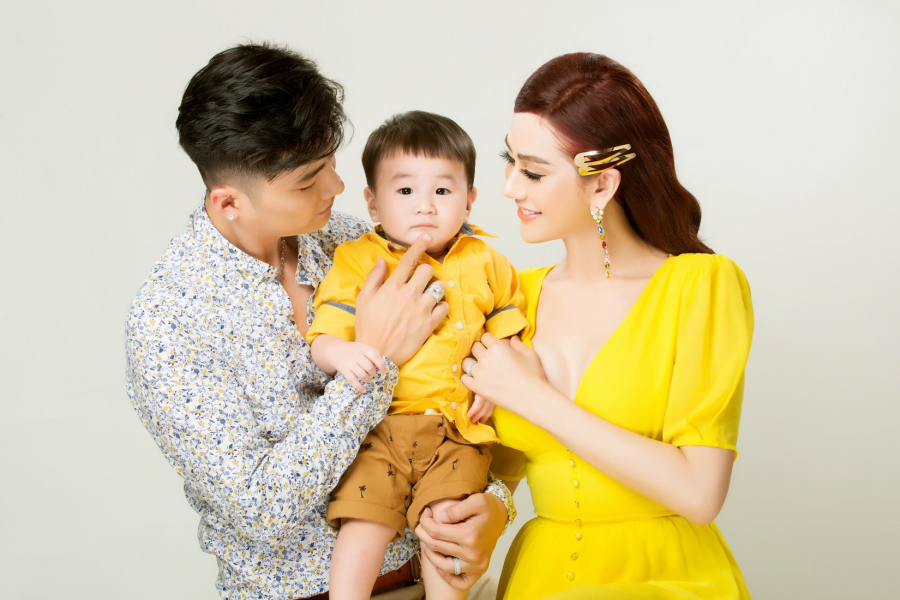 Vợ chồng Lâm Khánh Chi đã có con trai hơn 1 tuổi rất kháu khỉnh.