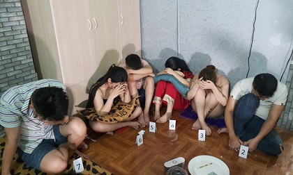 3 cô gái cùng nhóm bạn tổ chức dùng ma túy trong phòng trọ