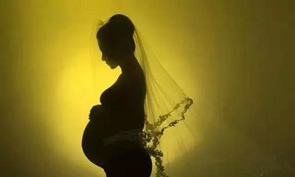 Chỉ một bức tranh phản ánh toàn bộ mặt tối hôn nhân: Phụ nữ ngậm ngùi, đàn ông trầm ngâm