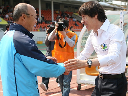 Bao Indonesia: 'HLV Park da danh bai Shin Tae-yong' hinh anh 1 shin.jpg