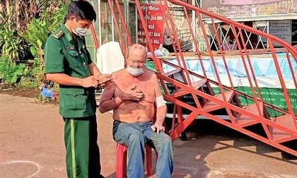 Nhảy sông Sài Gòn tìm hộ chiếu, giảng viên người Mỹ bị nước cuốn trôi
