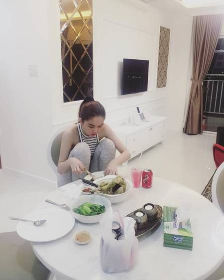 Những điểm xấu xí, quê mùa không thể sửa của Ngọc Trinh - Ảnh 5. Những điểm xấu xí, quê mùa không thể sửa của Ngọc Trinh - Ảnh 5.