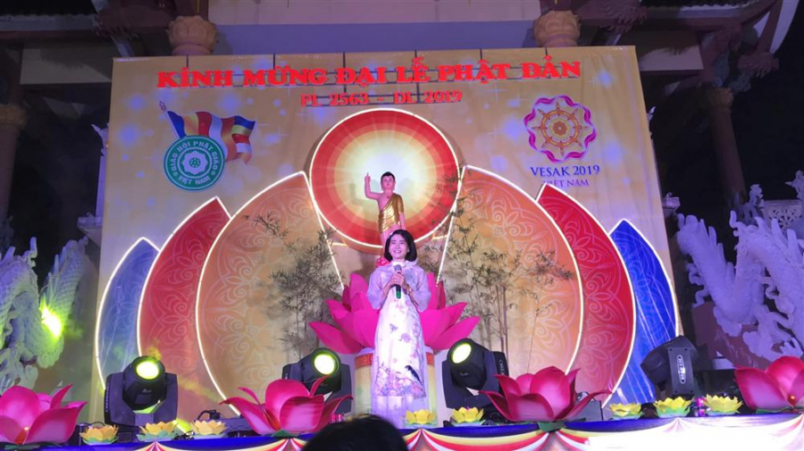 Mai Phương hát trong ngày lễ Phật đản năm ngoái.