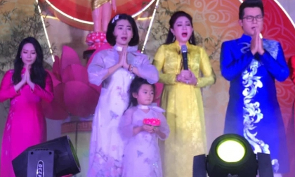 Hòa Hiệp bùi ngùi chia sẻ hình ảnh Mai Phương một năm trước, nụ cười còn đó mà người đã ra đi mãi mãi