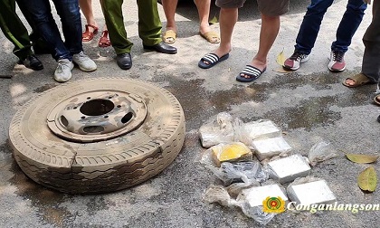 Nhóm buôn ma túy giấu 16 bánh heroin trong lốp ôtô