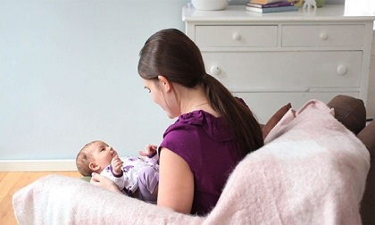 Đắp chăn cho bé như thế nào khi nằm điều hòa để không bị ốm?