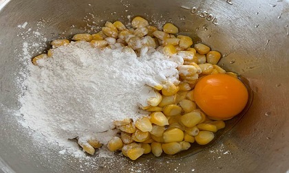 Cách làm bánh ngô phô mai thơm ngậy mà không cần lò nướng