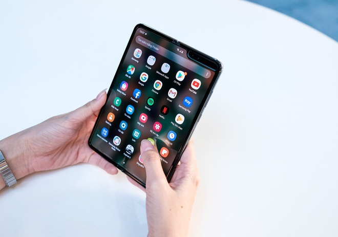 Loat smartphone xach tay giam nua gia sau mot nam ve Viet Nam hinh anh 1 fold.jpg