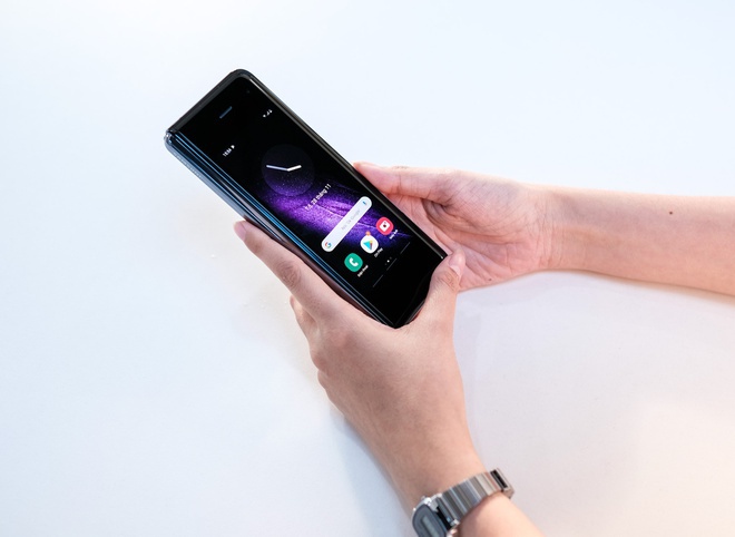 Loat smartphone xach tay giam nua gia sau mot nam ve Viet Nam hinh anh 2 foldd.jpg