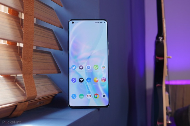 Loat smartphone dang mua nhat de choi game hinh anh 1 151750_phones_review_oneplus_8_pro_review_image1_pscaojoll0.jpg