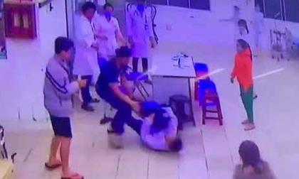 Hai cha con hành hung y tá, bảo vệ bệnh viện khi bị nhắc nhở