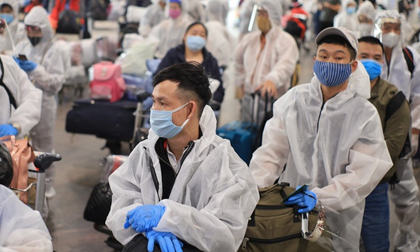 Hai hành khách và 2 tiếp viên Vietnam Airlines mắc Covid-19