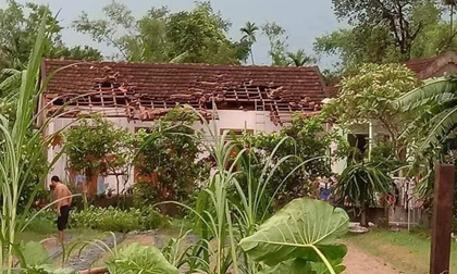 Nghệ An: Sét đánh 2 người tử vong, giông quật ngã hàng loạt cột đèn trang trí