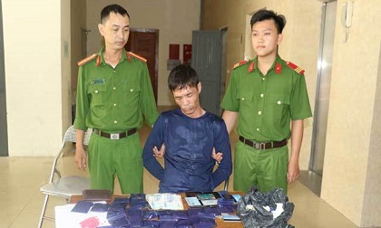 Bắt đối tượng tàng trữ gần 7.000 viên ma túy, thủ súng quân dụng