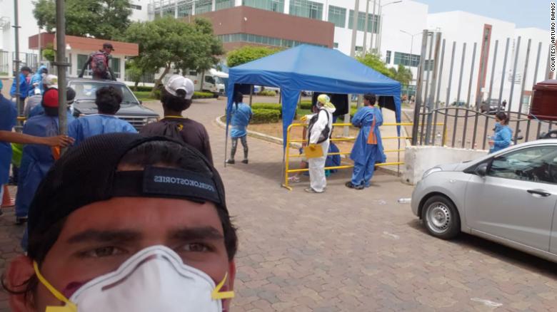 Lat 250 thi the de tim cha - bi kich nguoi nha benh nhan Covid-19 hinh anh 4 200507132718_02_ecuador_coronavirus_missing_intl_exlarge_169.jpg