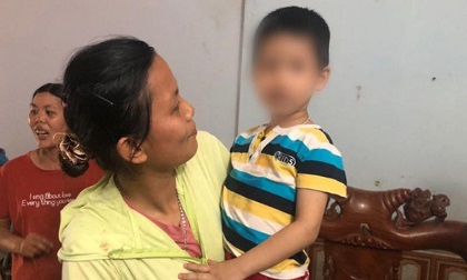 Éo le hoàn cảnh bố mẹ bé trai bị bỏ lại tòa
