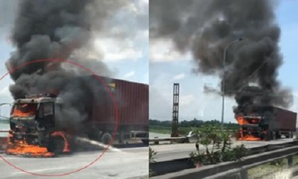 Xe container cháy ngùn ngụt trên cầu Lai Vu